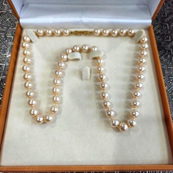 🐢 Vintage Givenchy Hand Knotted Real Pearls - COMES WITH VELVET VINTAGE CASE! - Picture 1 of 17